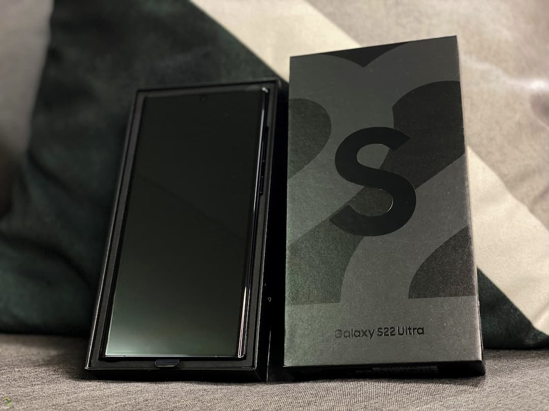 Samsung S22 Ultra (in box)