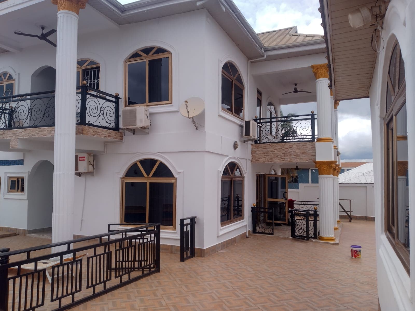 6 bedroom house with swimming pool at santasi for sale